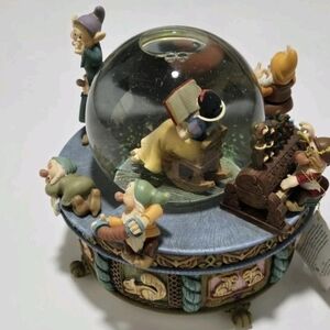 Snow White and Dwarfs Musical Snow Globe Disney Snowglobe Figurine